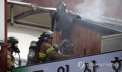 23일 오전 경동시장 내 발생한 화재를 진압하고 있는 소방대원
