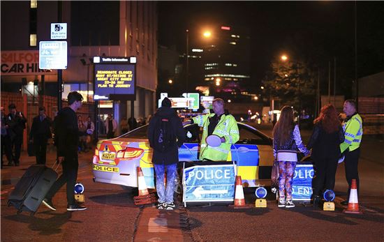 [포토]'폭발 사고' 긴박한 맨체스터 경기장 주변