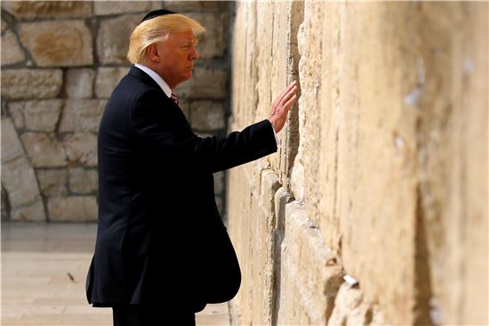 현직 미 대통령으로는 처음 통곡의 벽을 찾은 트럼프는 유대교 전통 모자 키파를 쓰고 벽 앞에 서서 손을 얹고 있다. 사진 = AFP 연합뉴스  