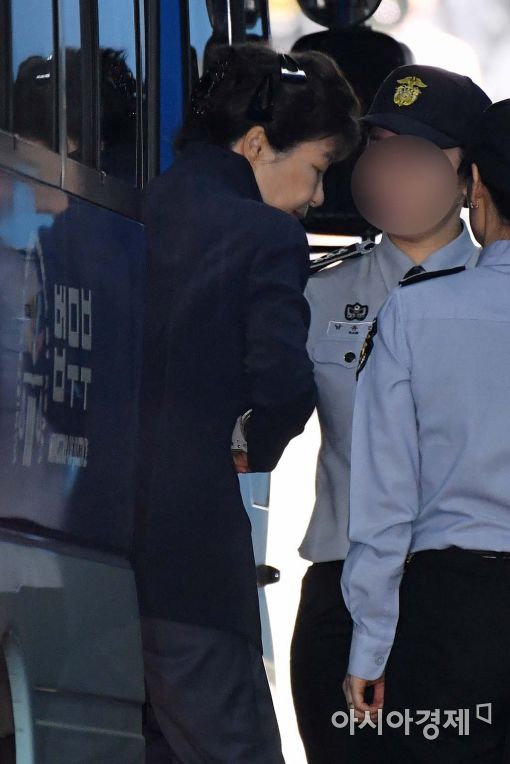 피고인 박근혜 법원 출석, 사복 차림에 올림머리…다소 수척한 모습(사진·영상)