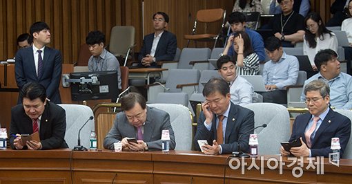 [포토]휴대폰 보는 자유한국당 의원들