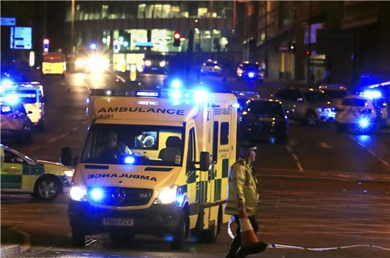 英맨체스터 경기장 폭발 19명 사망…메이 "소름끼치는 테러"