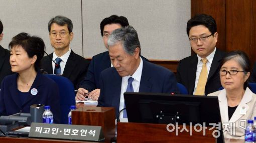 23일 서울중앙지법 417호 대법정에서 박근혜 전 대통령과 최순실씨가 이경재 변호사를 사이에 두고 앉아있다.