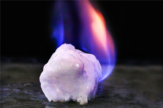 메탄 하이드레이트는 '불타는 얼음'으로 불리는 화합물로 전 세계 화석연료 총 매장량의 2배 가까이가 존재하는 것으로 알려졌다. 