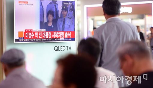 [포토]박 전 대통령 향한 관심