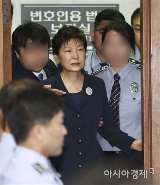 [포토]법정으로 입장하는 피고인 박근혜 