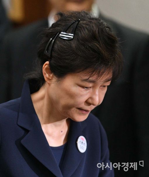 법정에 들어서는 박근혜 전 대통령