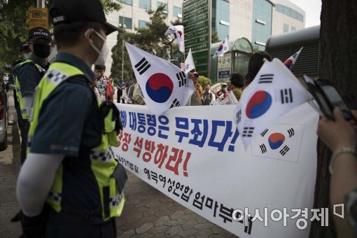 尹 탄핵 앞두고 학교 휴업·총기 금지…朴 탄핵처럼 소요 가능성↑