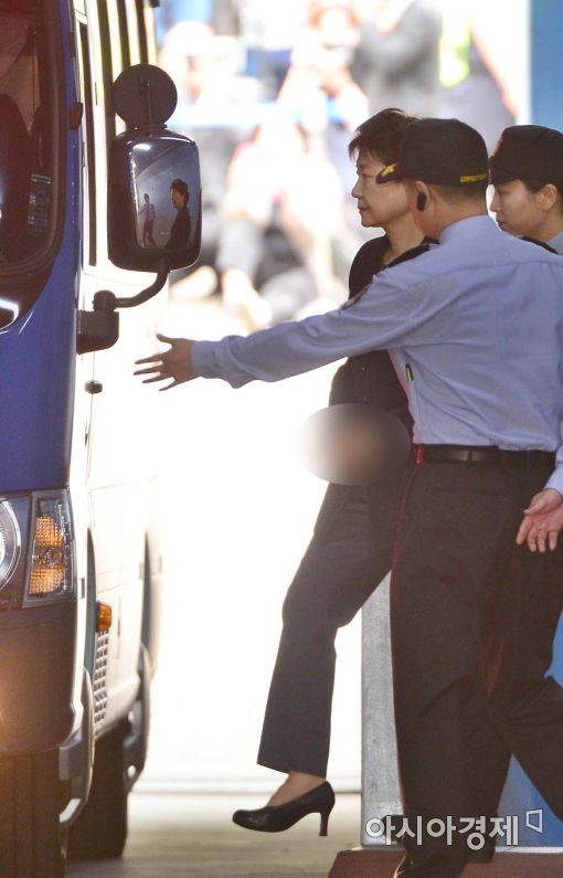 [포토]호송차에 오르는 박근혜 전 대통령 