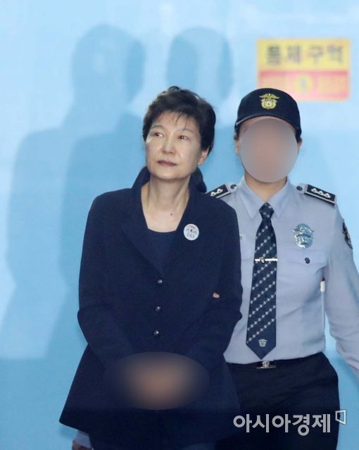 [포토]첫 재판 끝난 박근혜 전 대통령 