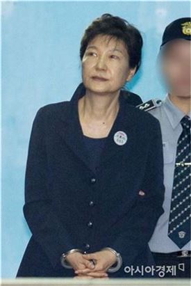 박근혜, 올림머리에 남색 정장…수용배지에는 ‘나대블츠’