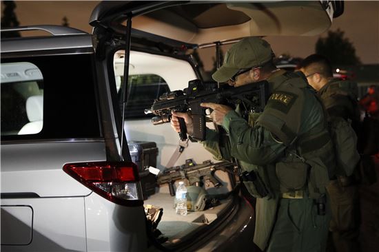 갱단 소탕작전에 투입된 요원들이 총기를 점검하고 있다. (AP연합)