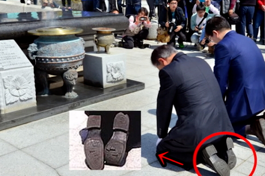 지난해 5·18 민주화 운동 기념식에 참석해 무릎 꿇은 사진에 포착된 당시 문 대통령의 낡은 구두 사진이 화제가 되기도 했다. 사진 = 리얼스토리tv 캡쳐