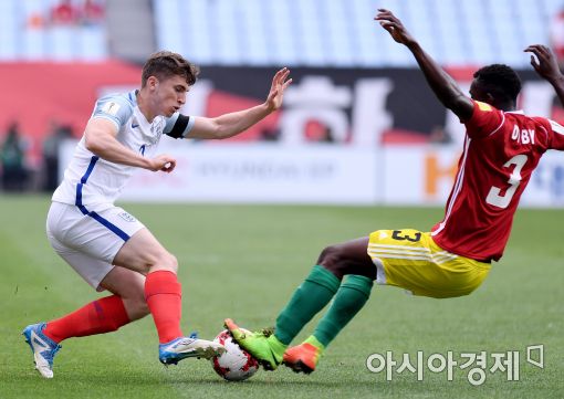 [포토]케니, '태클이 거칠어'