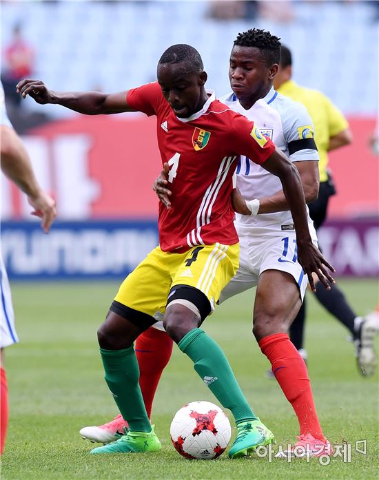 기니 미드필더 오마르 투레가 23일 전주월드컵경기장에서 한 월드컵 두 번째 경기에서 볼다툼을 하고 있다 [사진=김현민 기자]