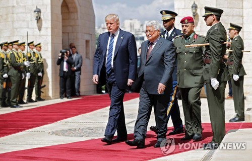 트럼프, 팔레스타인 수반과 만나 "평화협정 위해 최선다할 것"