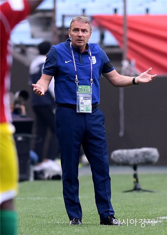 [포토]어필하는 잉글랜드 심슨 감독