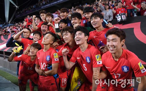 [포토]축구대표팀, '16강 진출 기쁨은 팬들과 함께'