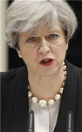 23일(현지시간) 런던 총리 집무실 앞에서 기자회견을 열고 테러경보 '위기' 단계로의 격상을 발표 중인 테리사 메이 영국 총리. (사진=AP연합)