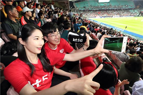 지난 23일 한국 대 아르헨티나 경기를 360도 VR 앱으로 관람하고 있다. (사진제공=KT)