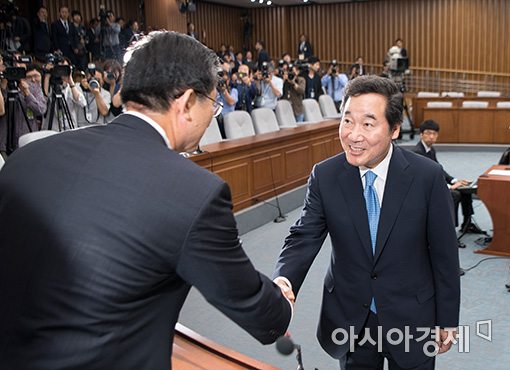 [포토]인사 나누는 이낙연 후보자·정성호 위원장