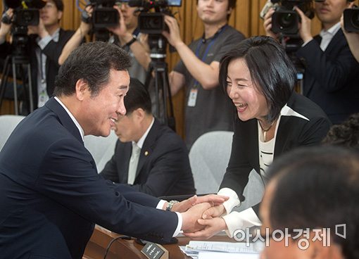 [포토]인사 나누는 이낙연·제윤경