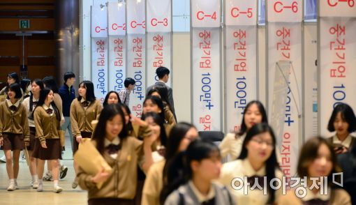 [포토]중견기업 취업 관심 갖는 구직자들