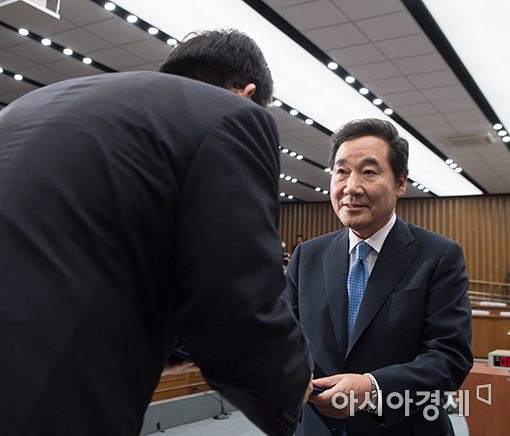 [포토]이낙연 후보자, 증인 선언문 전달