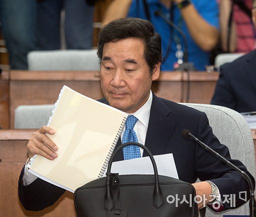 [포토]자료 확인하는 이낙연 후보자