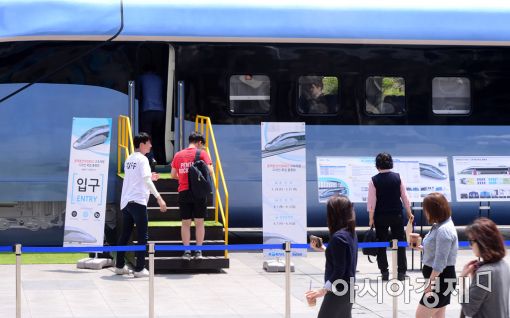 [포토]용산역 광장에 공개된 새 고속열차