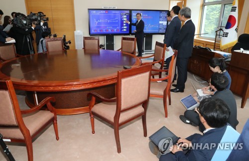 文 대통령, 여민관에 새로 마련한 집무실 공개