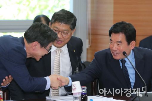 [포토]국정기획위원들과 인사하는 김진표 위원장