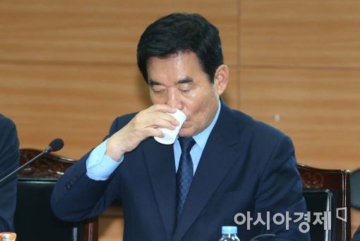 [포토]물 마시는 김진표 국정기획위원장
