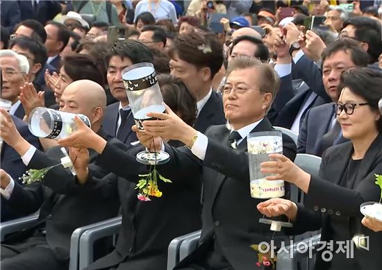 노무현 전 대통령-함평나비 인연~함평나비 김해 봉하마을 슬픔 달래