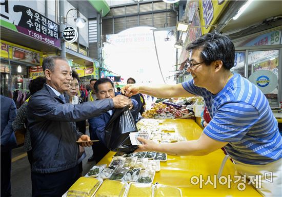 한국중부발전은 정창길 사장이 24일 보령 한내시장을 방문해 전통시장 활성화와 소외계층을 위한 나눔 활동을 펼쳤다고 밝혔다.
