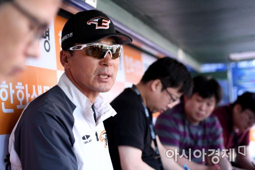 [포토]인터뷰하는 이상군 감독대행