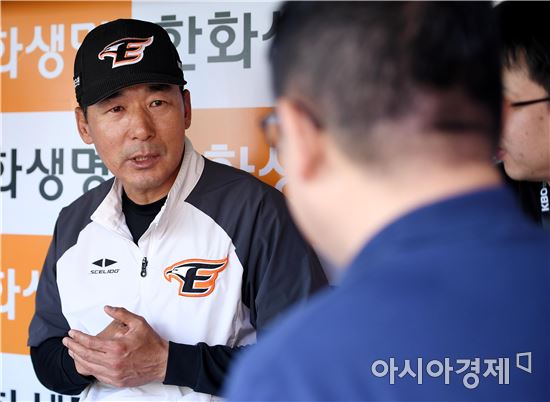 [포토]인터뷰하는 이상군 감독대행