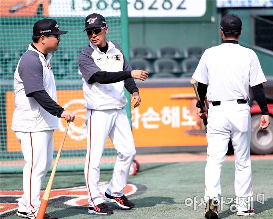 [포토]코치들과 이야기하는 이상군 감독대행