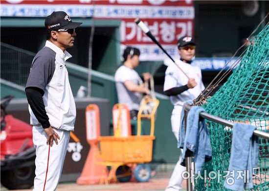 [포토]선수들 훈련 바라보는 이상군 감독대행