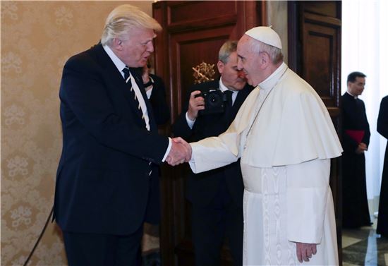 [포토]교황-트럼프 바티칸서 '첫 만남'