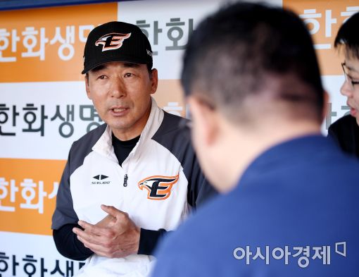 [포토]취재진과 인터뷰하는 이상군 대행