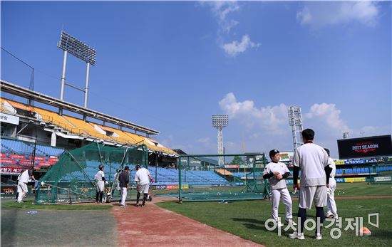 [포토]늘 하던 대로 경기 준비하는 한화