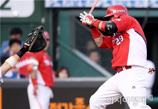 [포토]나지완, '머리로 향하는 사구에 화들짝'