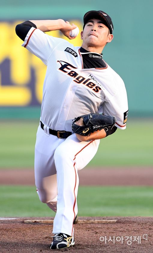 [포토]역투하는 한화 선발 이태양