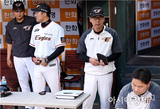 [포토]한화 감독 대행하는 이상군 코치
