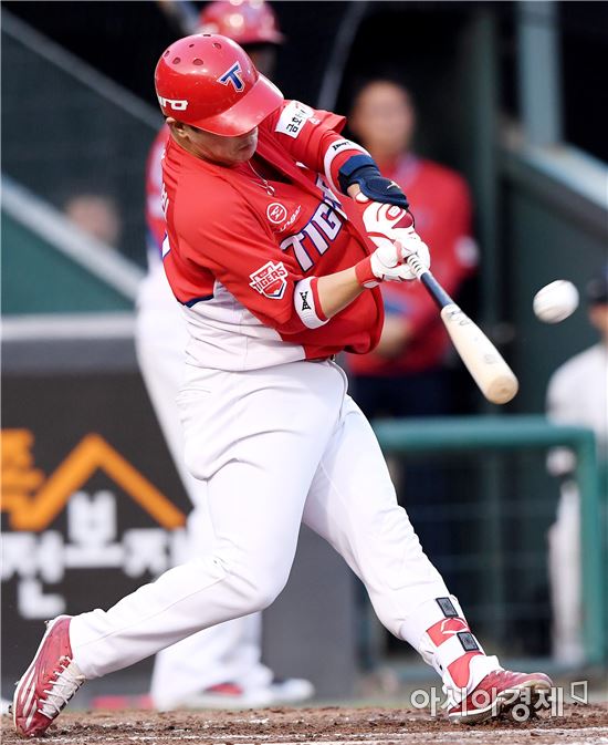 [포토]김선빈, '선제 투런포 쾅!'