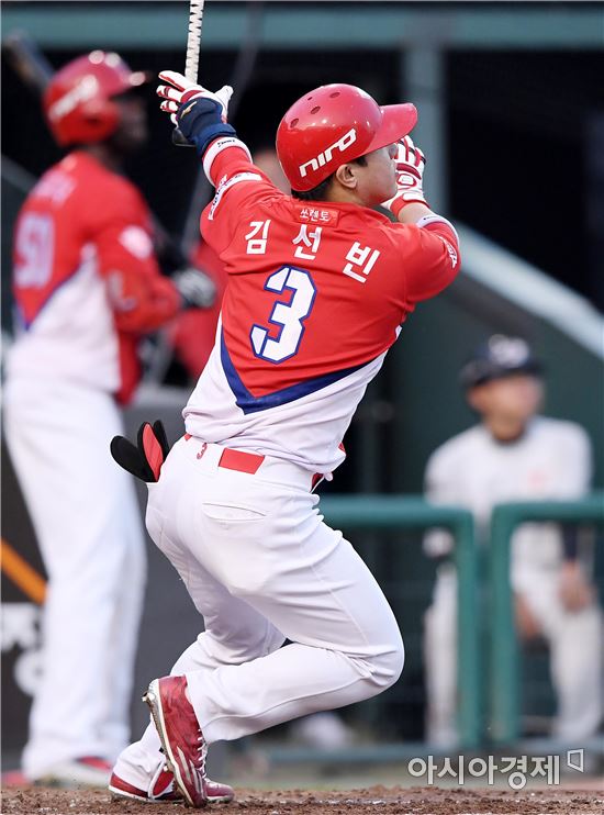 [포토]김선빈, '맞는 순간 홈런 직감'