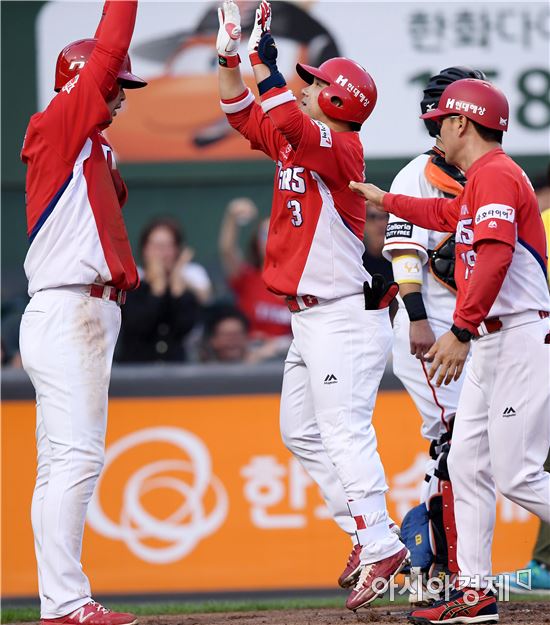 [포토]김선빈, '내겐 너무 높은 하이파이브'