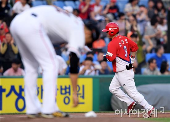 [포토]김선빈, '작은 거인의 선제 투런포'