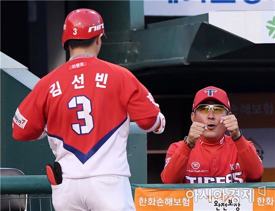 [포토]김기태 감독, '첫 홈런 좋았어'